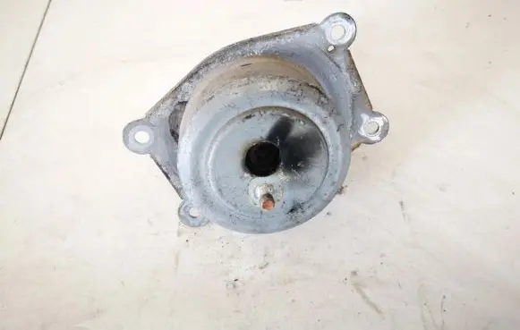 Opel Zafira B Engine mount bracket