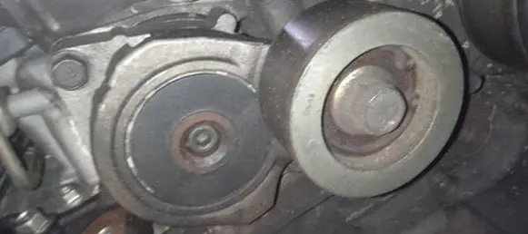Honda CR-V Generator/alternator belt tensioner