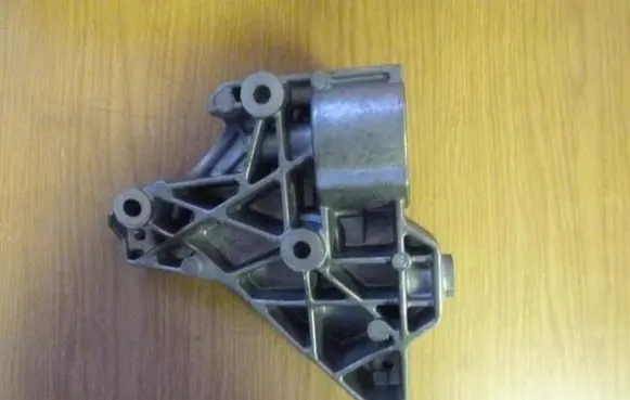 Volkswagen Touran II Engine mounting bracket 03C903143B VD1019