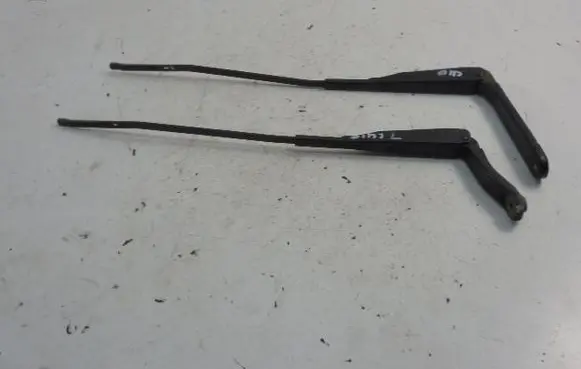 Renault Clio III Front wiper blade arm 8200939007