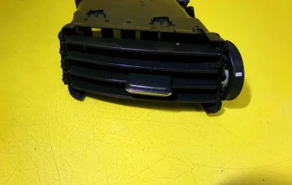 Toyota Corolla Verso AR10 Dash center air vent grill 5568064010