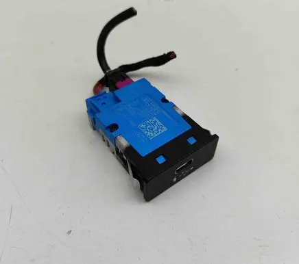 BMW 3 G20 G21 USB socket connector 8711939