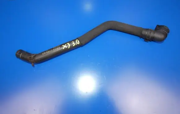 Jaguar XJ X351 Engine coolant pipe/hose AW937752BA S33JA