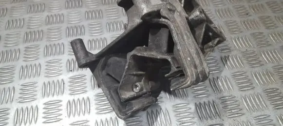 Opel Vectra B Engine mounting bracket 90496729 2581