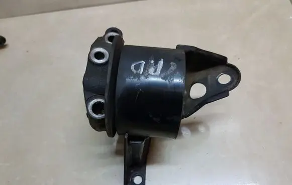 Nissan X-Trail T30 Engine mount bracket