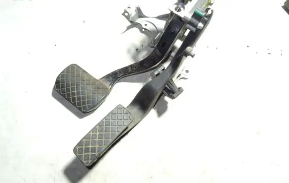 Volkswagen PASSAT B5 Accelerator throttle pedal 8D1721117D 8D1721506