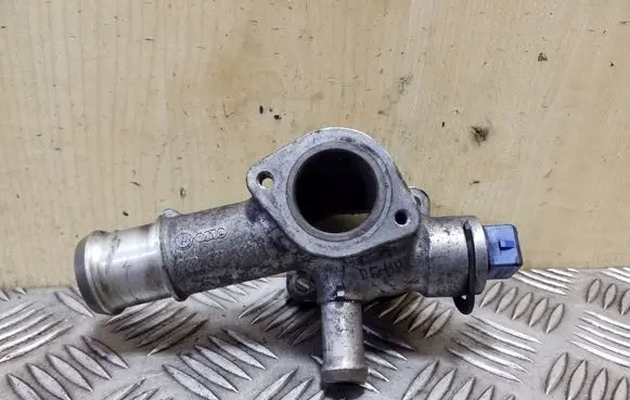 Volkswagen Golf IV Engine coolant pipe/hose 038121133A