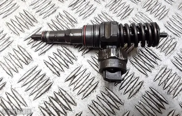 Volkswagen Sharan Fuel injector 038130073h