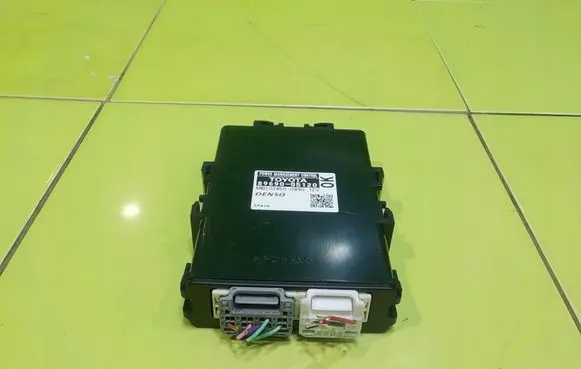 Toyota Avensis T270 Central body control module 8969005120