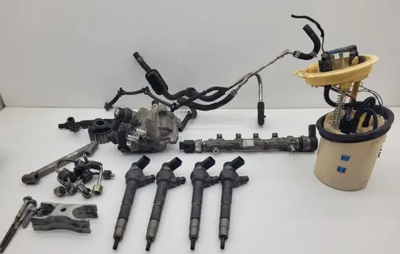 Volkswagen Golf VII Fuel injection system set 04L130277AK 0445110475 5Q0919050H