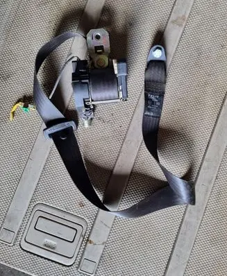 Iveco Daily 45 - 49.10 Front seatbelt 048006