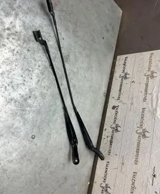 Front wiper blade arm