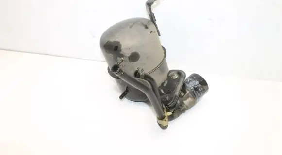 Subaru Legacy Oil filter mounting bracket