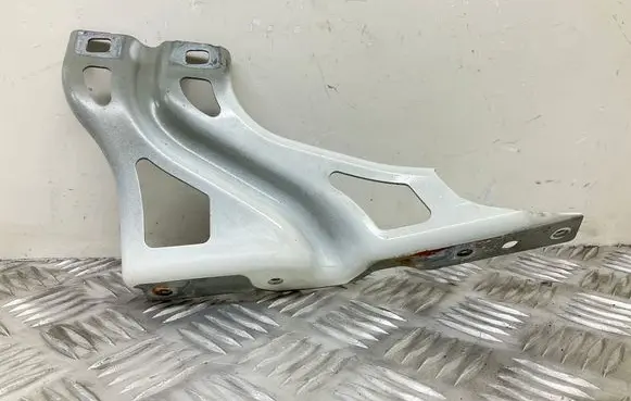 Audi Q3 8U Fender mounting bracket 8U0821135