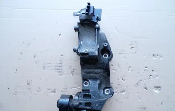 Renault Laguna III Generator/alternator bracket 8200527320