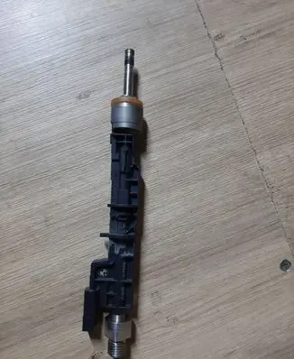BMW M5 F90 Fuel injector 7852362 10213541