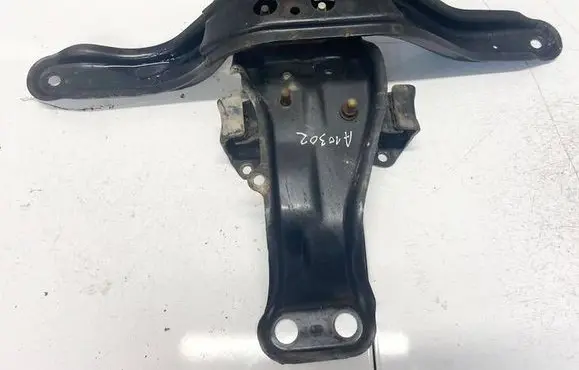 Engine mounting bracket