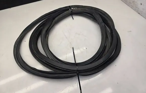 Volkswagen Crafter Rubber seal sliding door (on door)