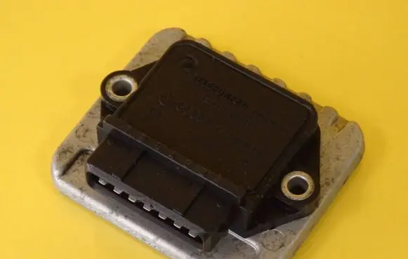 Audi 80 90 S2 B4 Ignition amplifier control unit 191905351B