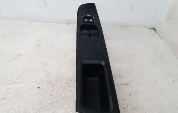 Toyota Yaris Electric window control switch 742320D680