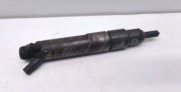 Volkswagen PASSAT B5 Fuel injector 028130201G