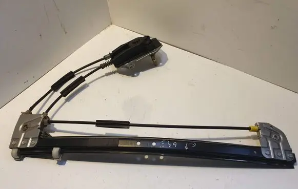 Rear door manual window regulator