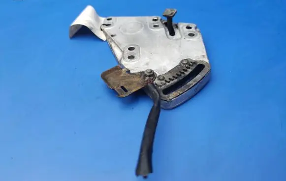 Mercedes-Benz S W126 A/C compressor mount bracket 