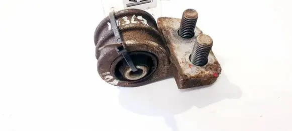 Volvo XC70 Engine mount bracket