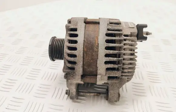 Opel Vivaro Generator/alternator 231009096R