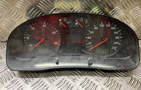 Volkswagen PASSAT B5 Speedometer (instrument cluster) 3B0919881