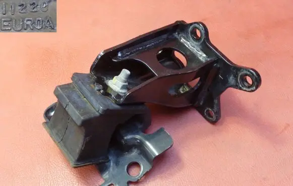 Nissan Navara D23 Engine mount bracket 11220EUR0A