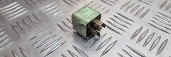 BMW 5 E39 Other relay 61368373700