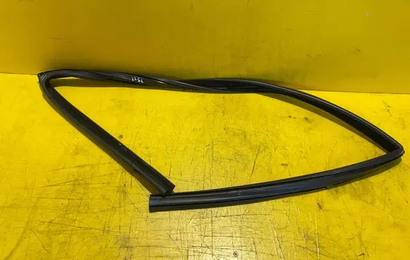 Renault Twingo II Front door glass trim molding 8200386020
