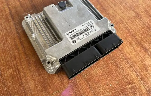 BMW 3 F30 F35 F31 Engine control unit/module 8573257 0281019680 857325701