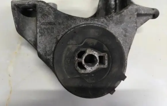 Chevrolet Captiva Engine mount bracket X00762A