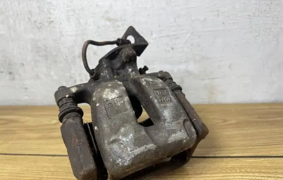 Volkswagen PASSAT B6 Rear brake caliper 