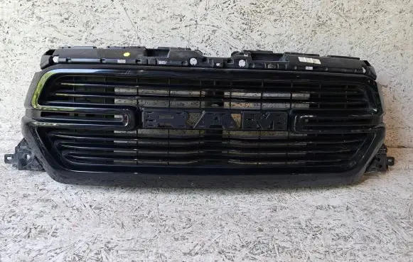 Ram 1500 Front bumper upper radiator grill