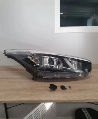 KIA Ceed Headlight/headlamp 92102A2461