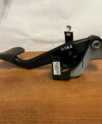 Mercedes-Benz E W212 Brake pedal A2042902201 D326