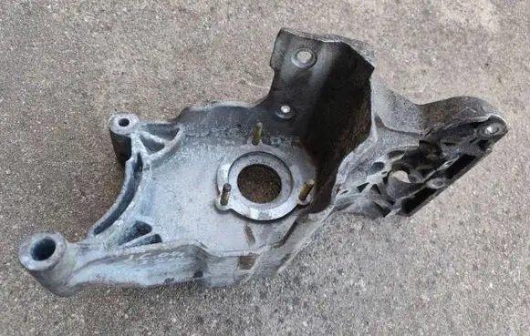 Jeep Cherokee III KJ Engine mounting bracket 90512936H