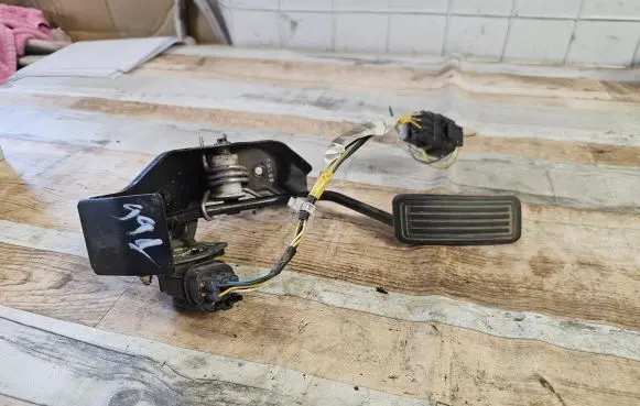 Toyota Avensis T250 Accelerator throttle pedal