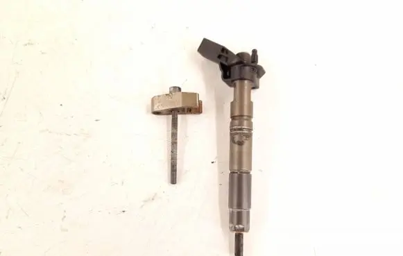 Mercedes-Benz R W251 Fuel injector 6420700587 6420701987