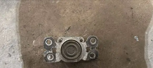 Volvo XC70 Engine mount bracket 6G927M121RF
