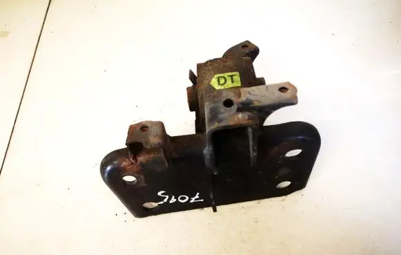 Toyota Avensis T270 Engine mount bracket