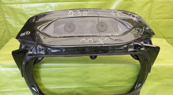 Infiniti Q30 Tailgate/trunk/boot lid