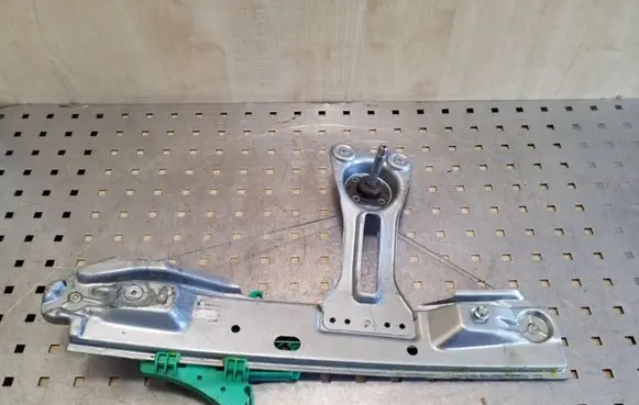 Rear door manual window regulator
