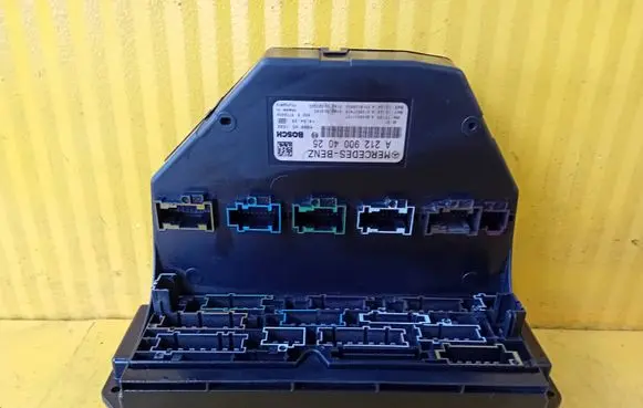Mercedes-Benz E W212 Relay mounting block A2129004025