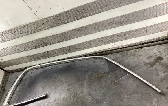 Mercedes-Benz W123 Front door glass trim molding 
