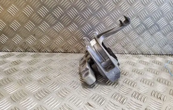 Engine mount bracket