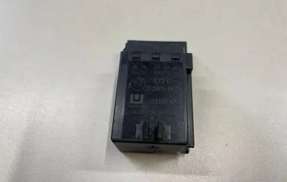 BMW 5 E39 Glow plug pre-heat relay 12212243562 2243562 72RB500